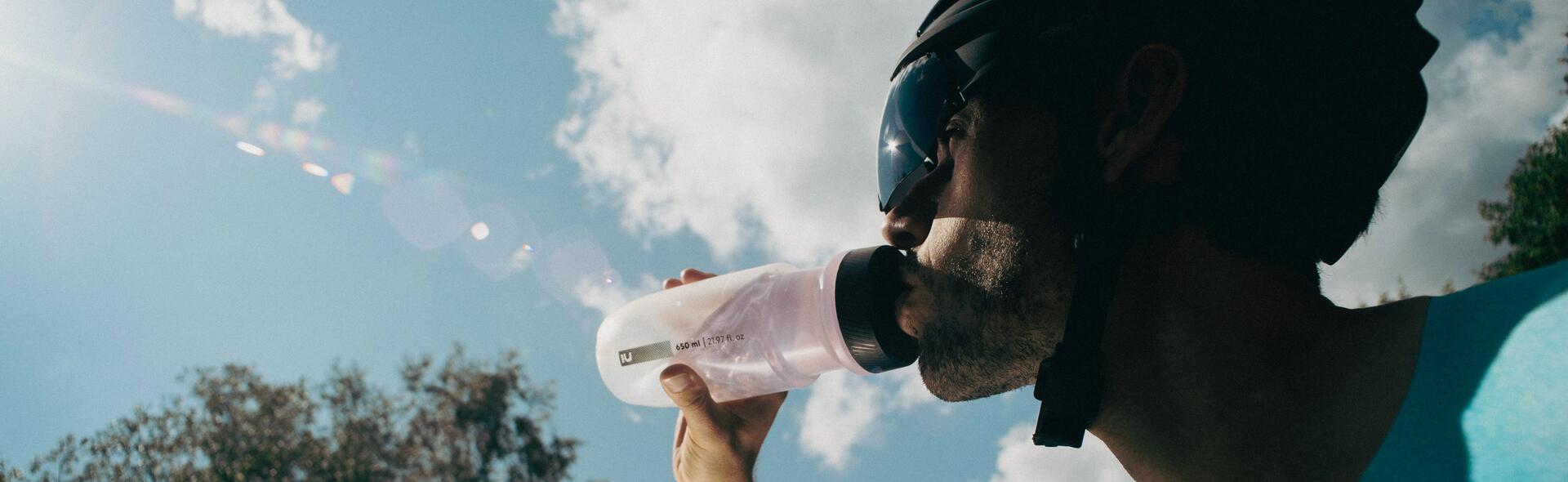 Ciclista che beve una bevanda energetica