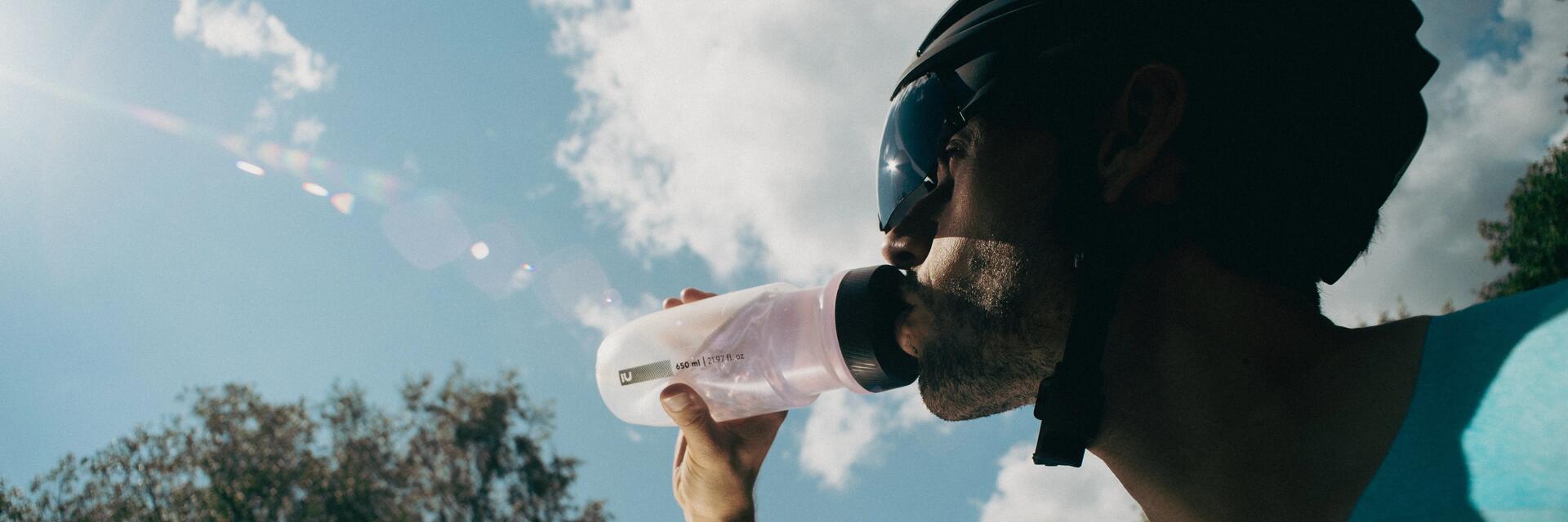 Cycliste buvant une boisson énergétique