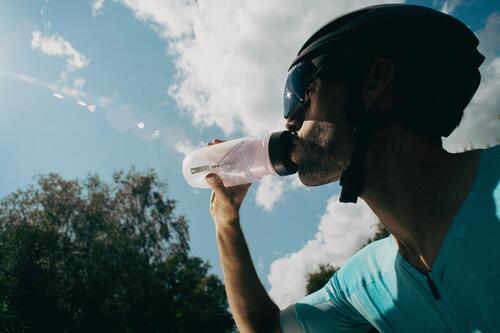 Cycliste buvant une boisson énergétique