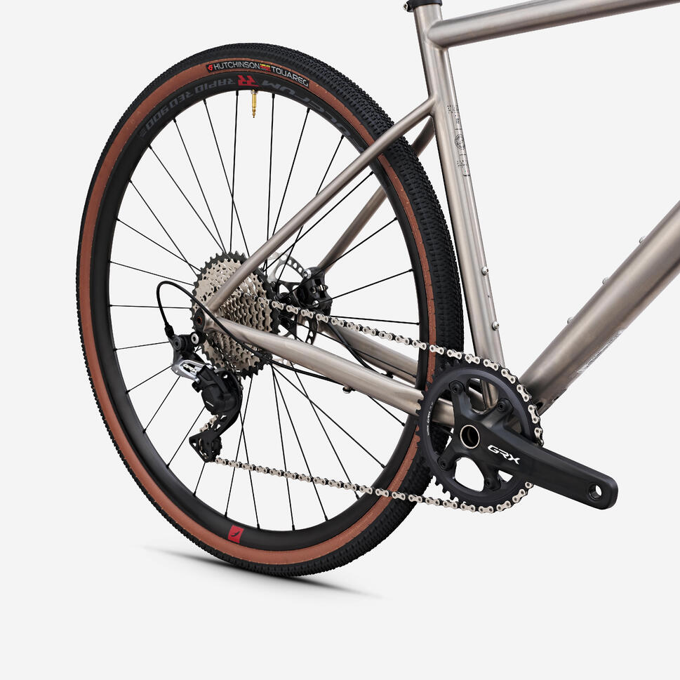 Vélo gravel Triban GRVL 900 cadre titane vue de profil