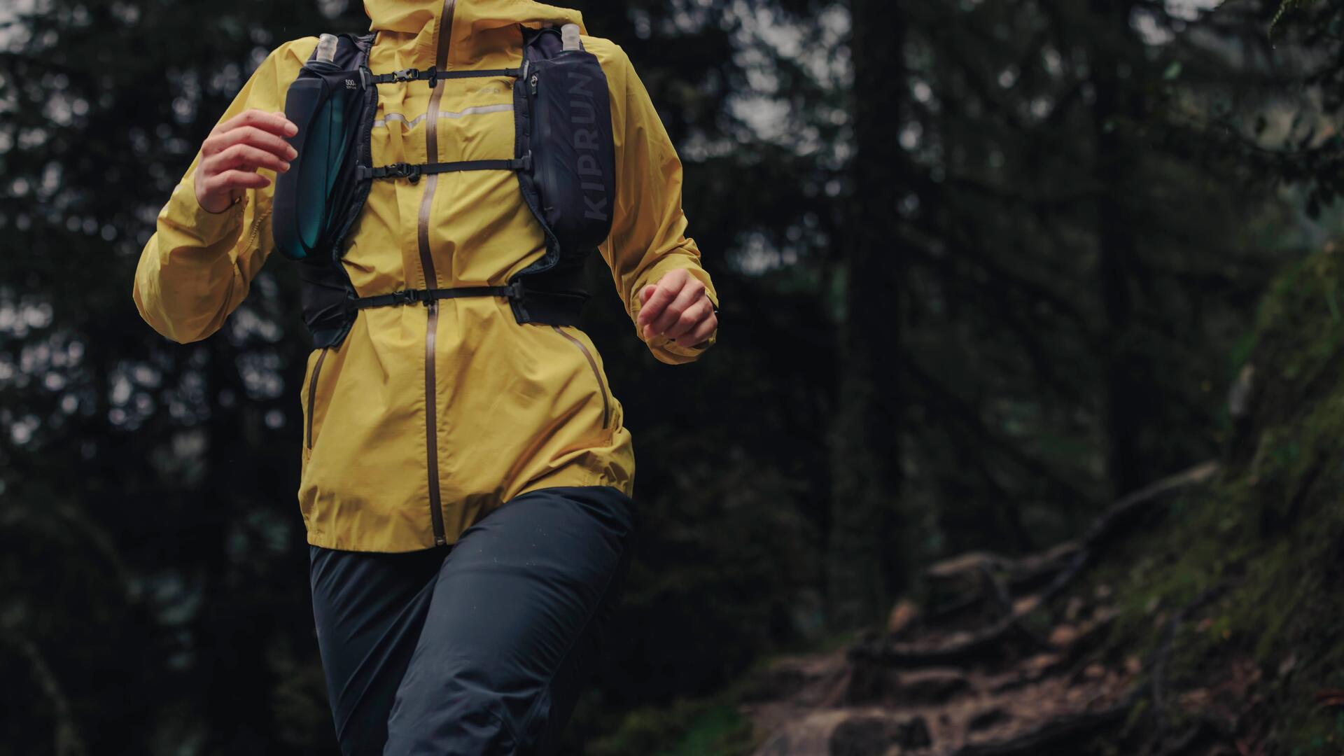 femme en randonnée sous la pluie