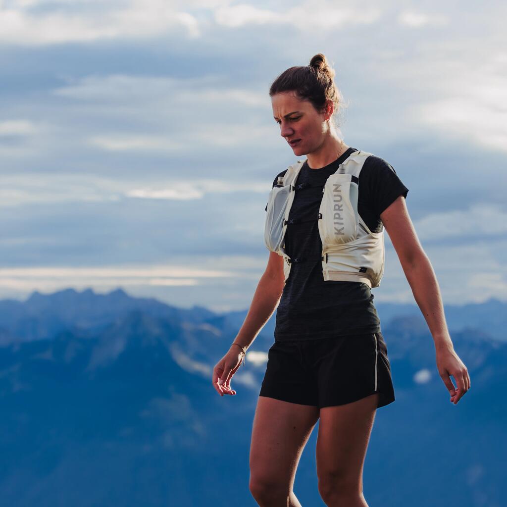 PRSLUK ZA TRAIL TRČANJE KIPRUN UNISEX SA DRŽAČEM ZA BOCU OD 5 l - BELI