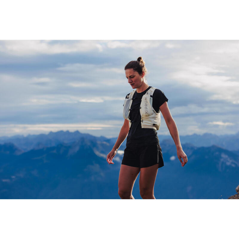Camiseta Running Trail slim sin costuras mujer KIPRUN Run 500 Confort slim negro