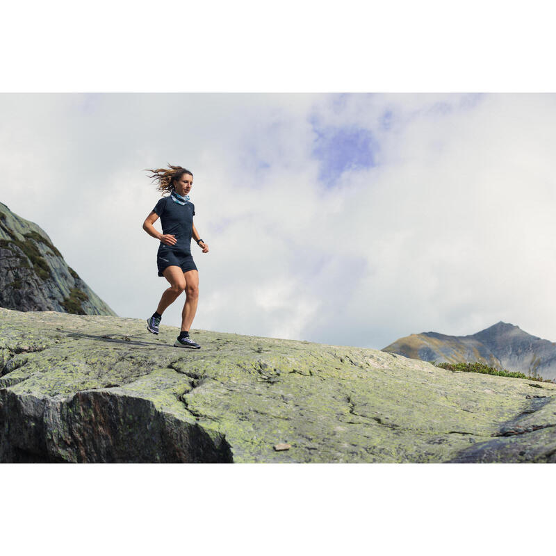 Kadın Dikişsiz Arazi Koşu Tişörtü - Siyah - Kiprun Run 500 Confort Slim