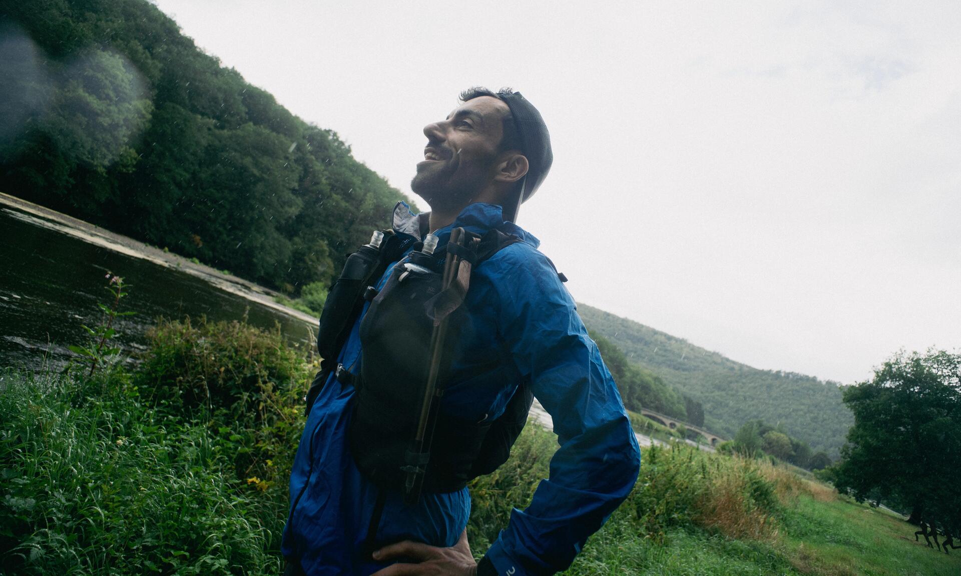 Praticante di trail che fa una pausa
