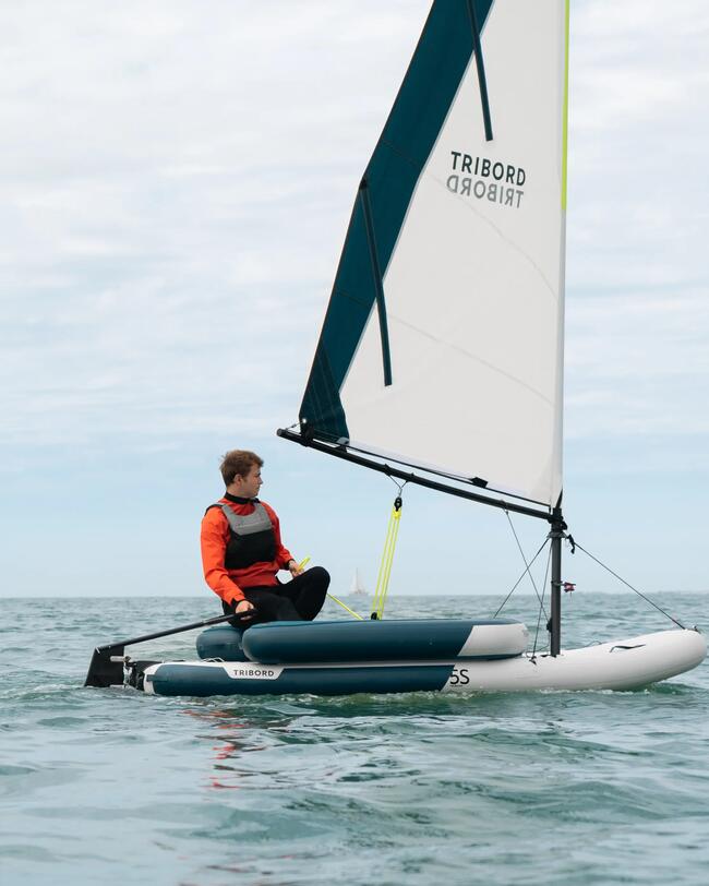 Seglerinnen am Ruder eines Dinghies. 