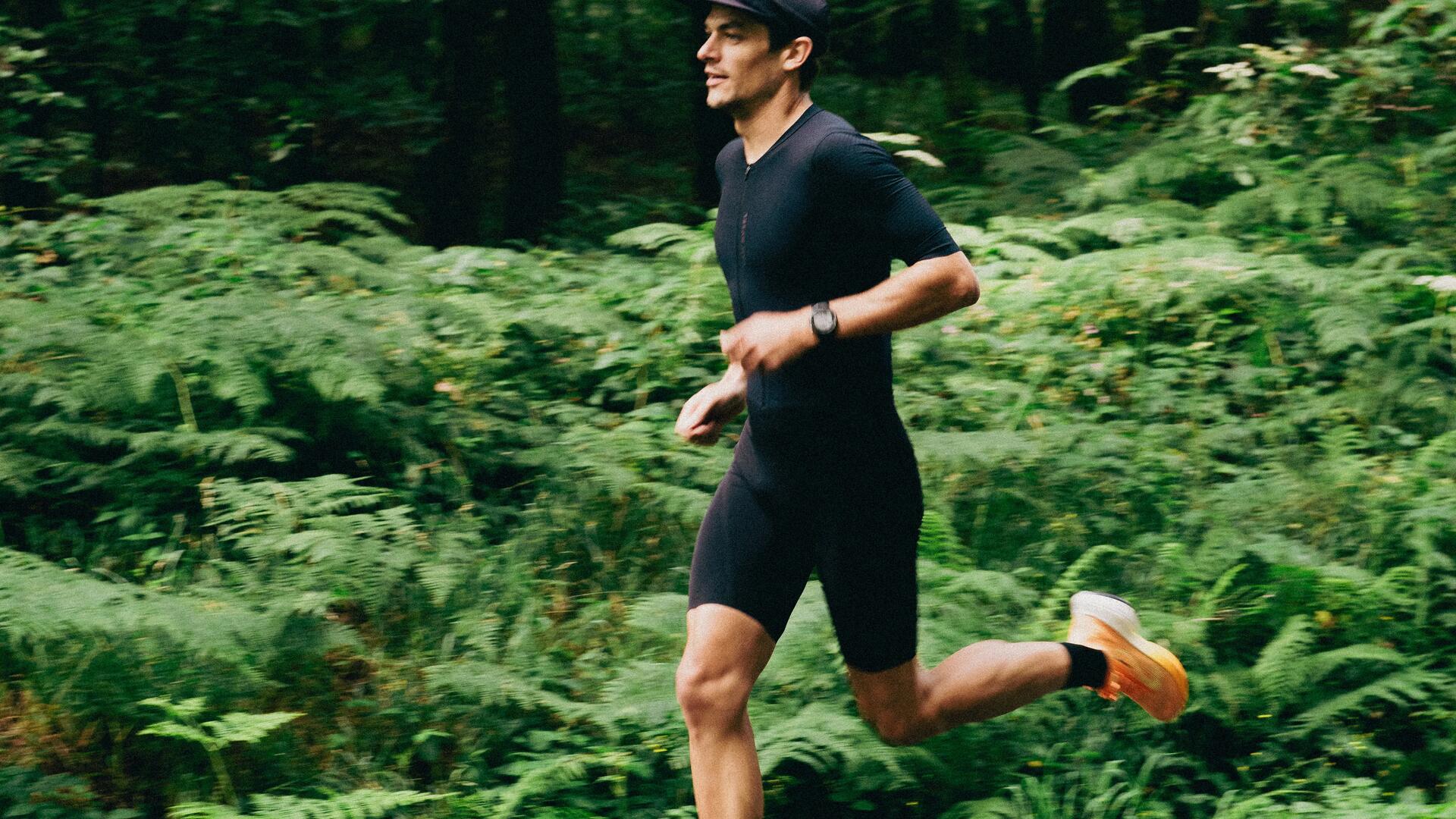 Triatlon renner in het bos