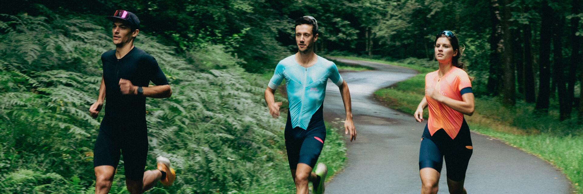 3 triatlon athleten in het bos