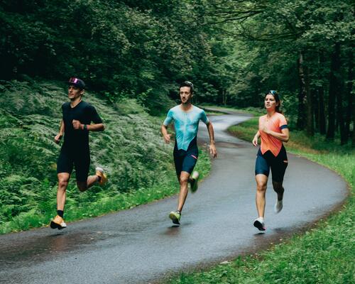 3 triatlon athleten in het bos