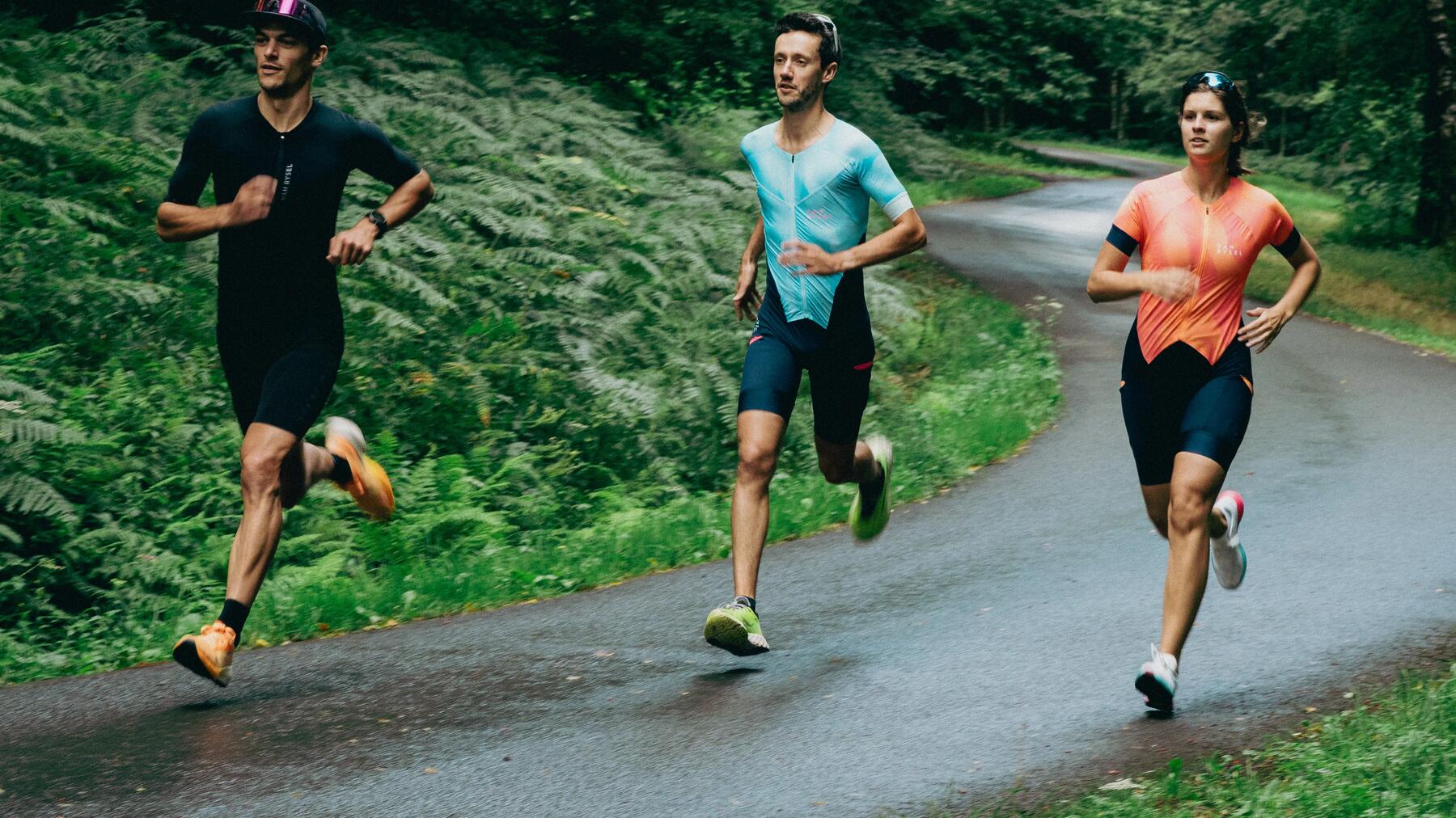 Ludzie w odzieży sportowej biegający po ścieżce dookoła las