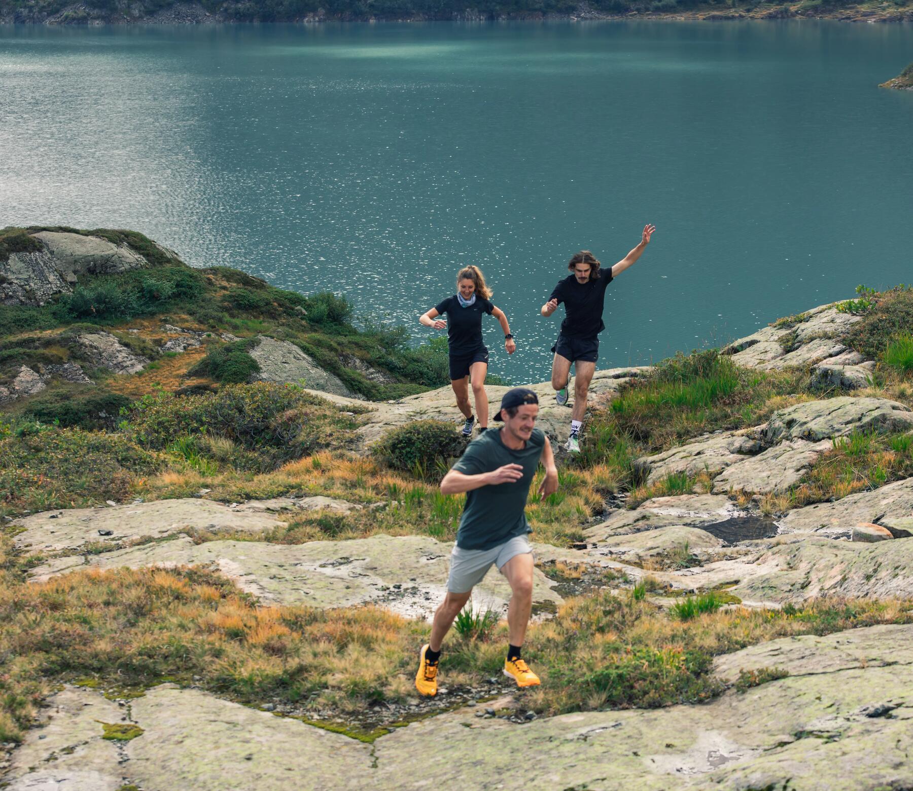 Freund wandern in den Bergen am See