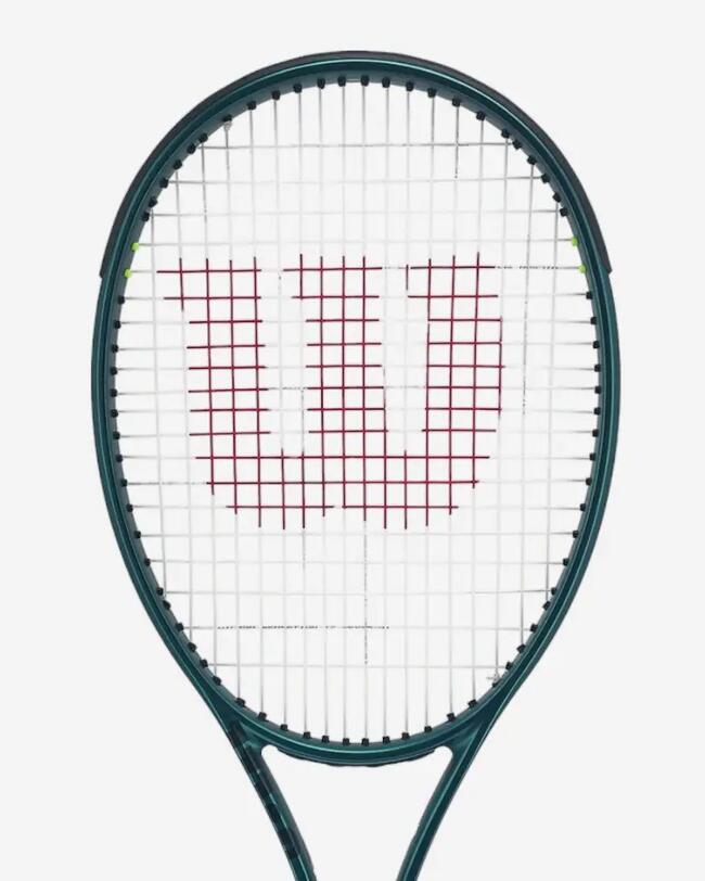 Tennisschläger Blade 101L V9.0 mit grünem Rahmen und weißen Saiten, rotes "W"-Logo auf Besaitung, klare Linien und glatte Textur.