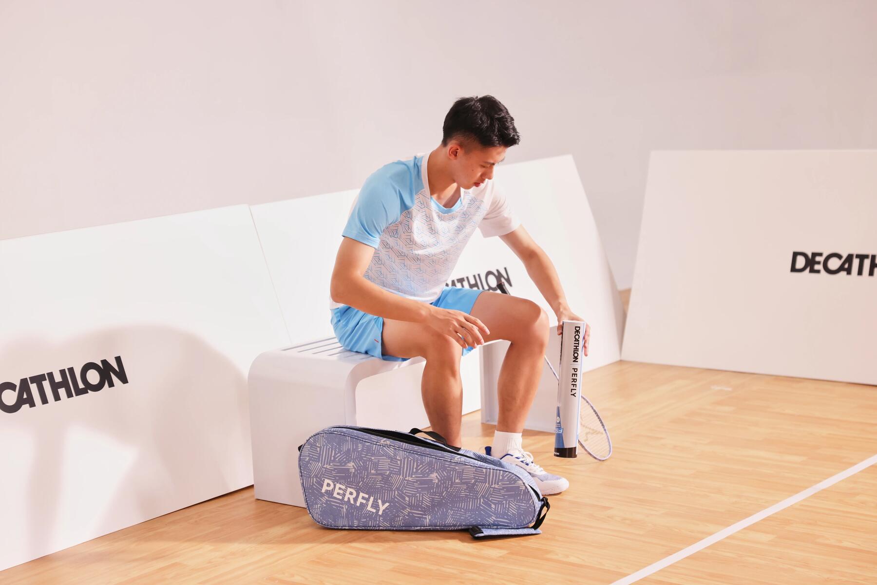 Ein Mann packt seine Sporttasche nach dem Badminton