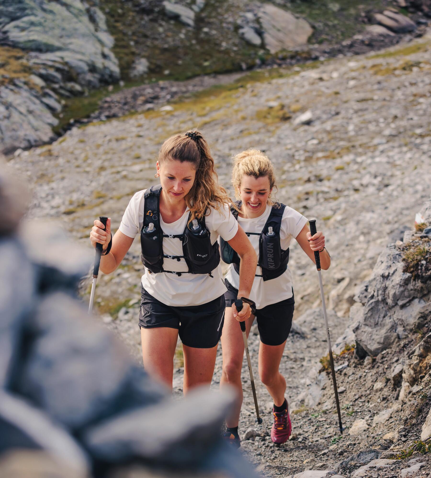 Freundinnen wandern mit Walkingstöcken