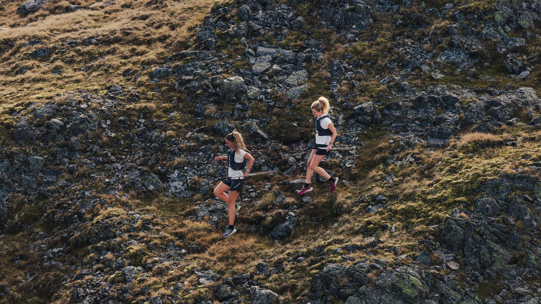 Frauen sind mit Walkingstöcken im Gebirge