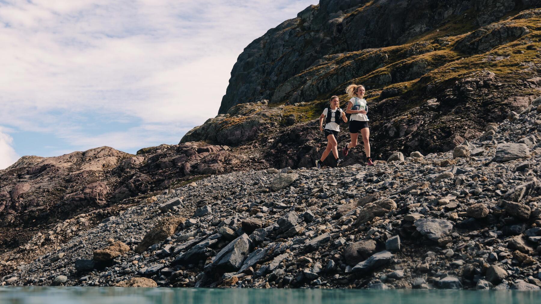 Personen sind mit Sticks beim Wandern