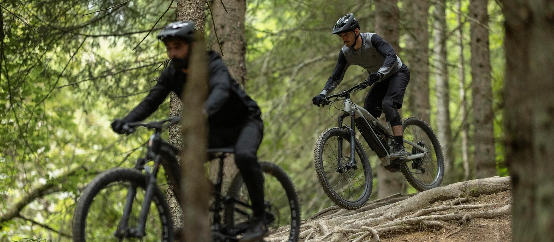 mężczyźni podczas aktywności mtb w górach