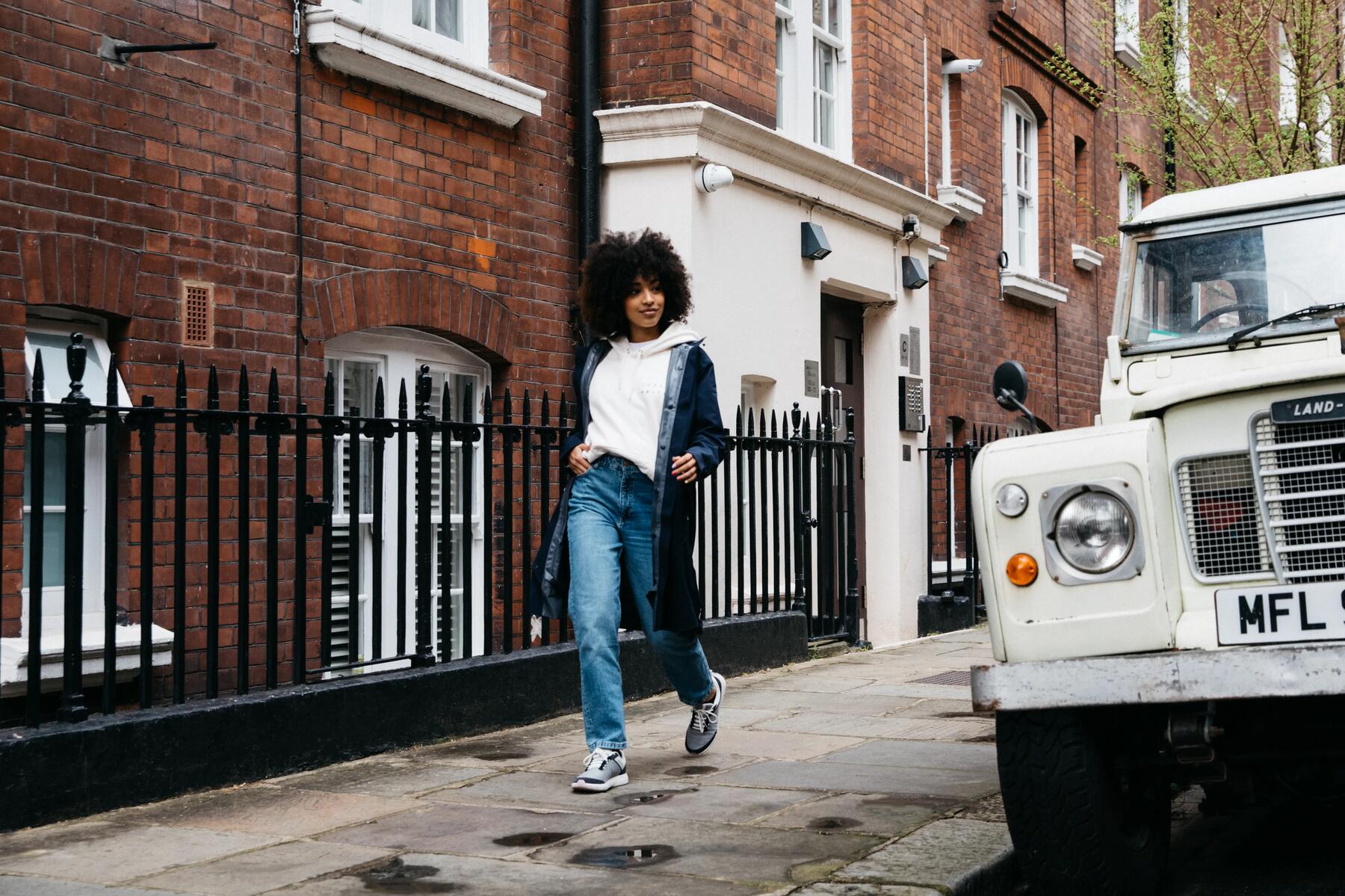 femme qui marche sur un trottoir en ville