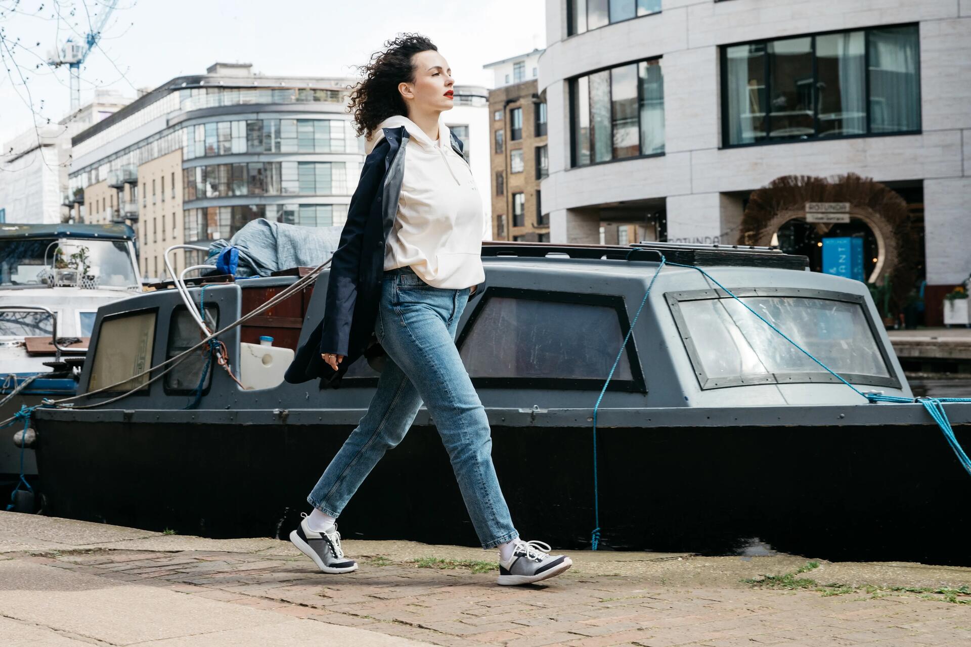 Een vrouw die wandelt door de stad