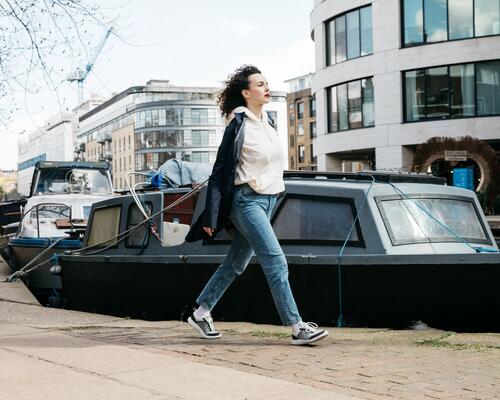 Een vrouw die wandelt door de stad