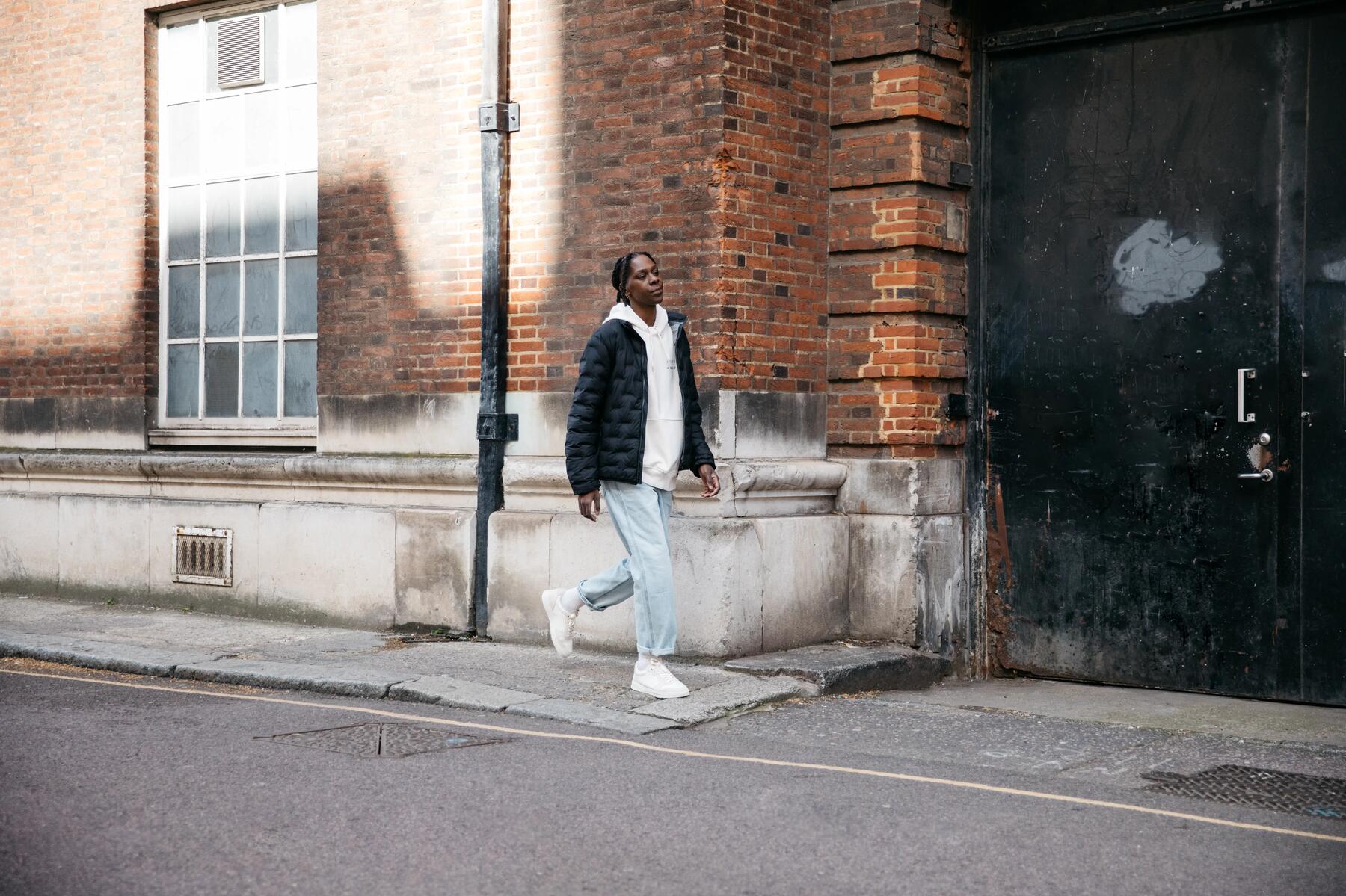 2 personnes marchent côte à côte