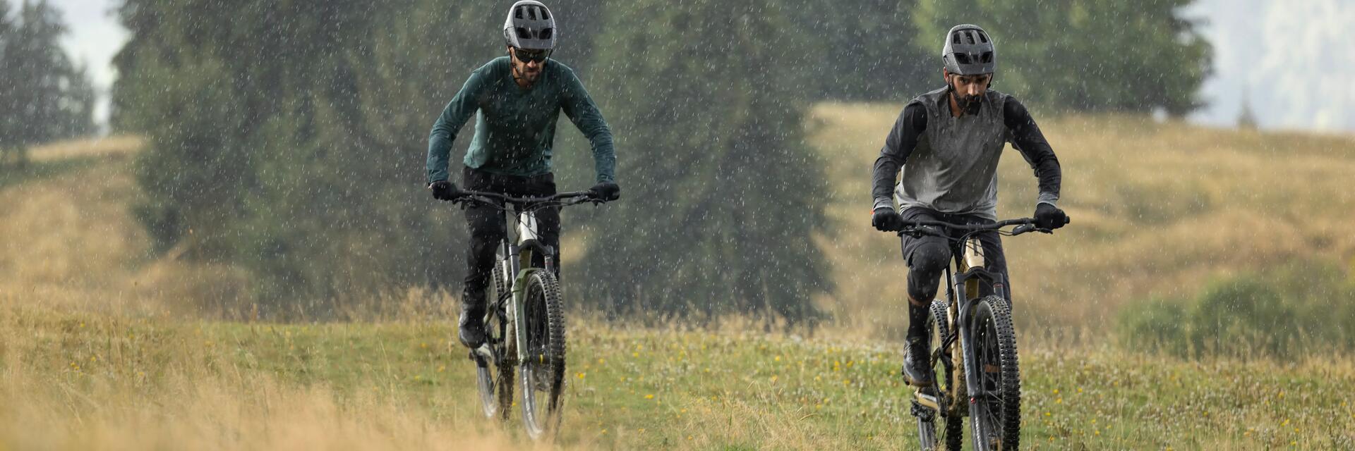 Mężczyźni jeżdżący na rowerach mtb