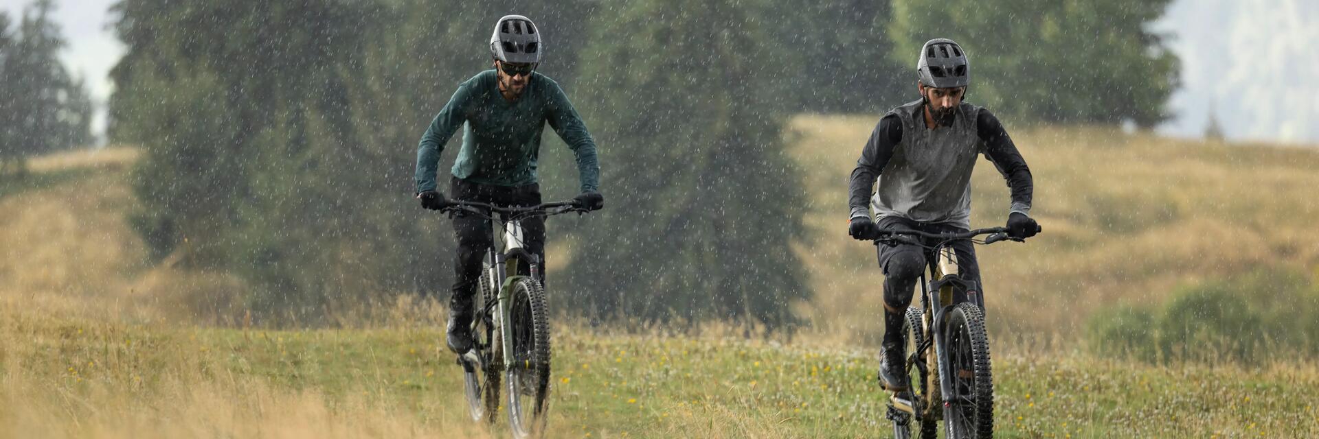 Mężczyźni jeżdżący na rowerach MTB