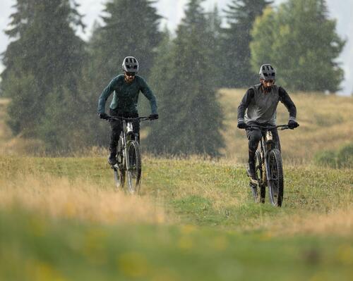 Mężczyźni jeżdżący na rowerach mtb
