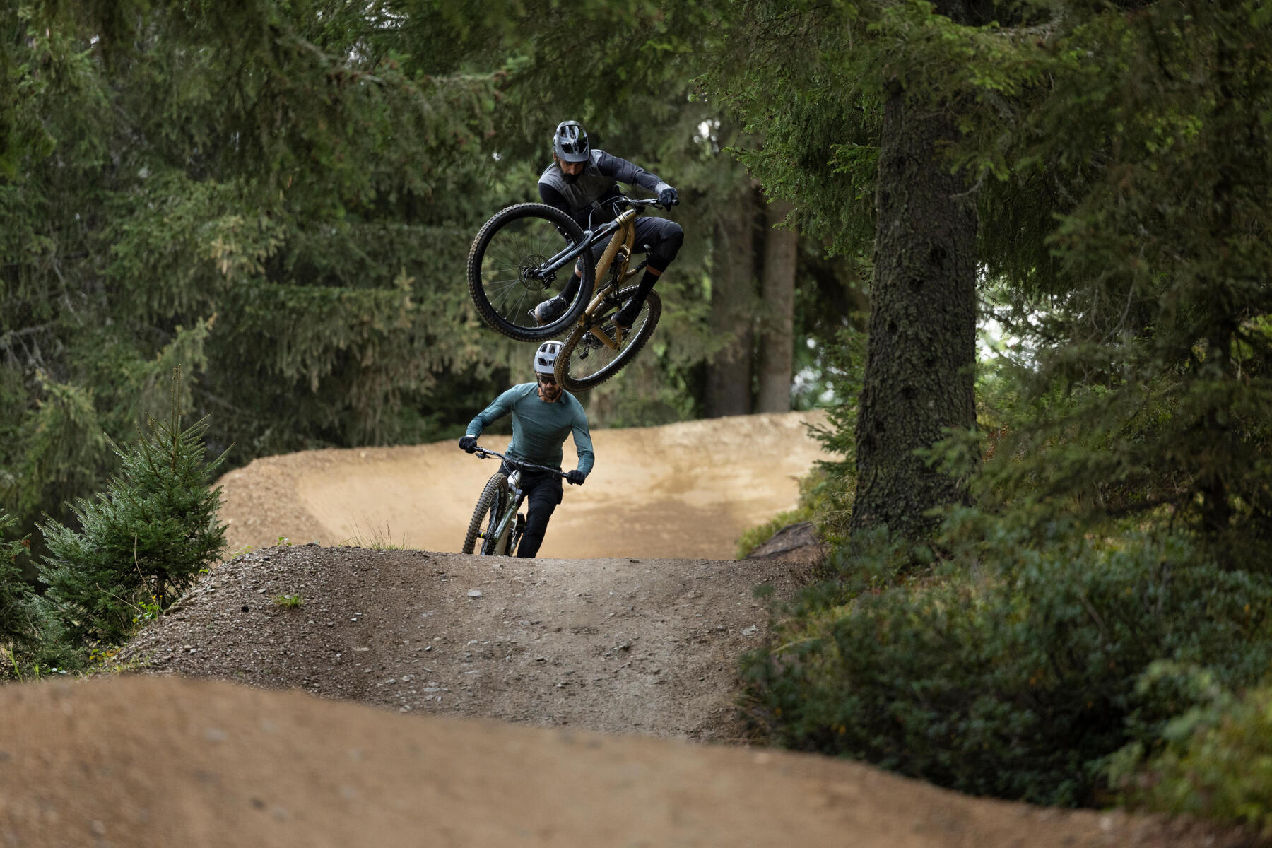Mężczyźni jadący na rowerach MTB z oponami typu enduro