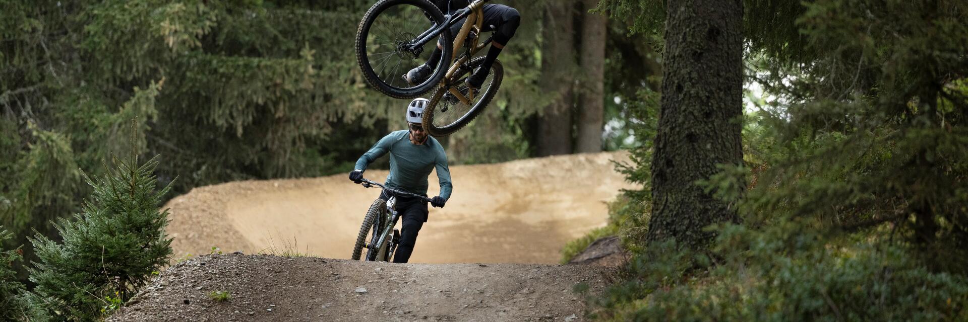 Mężczyzna skaczący na rowerze do downhillu