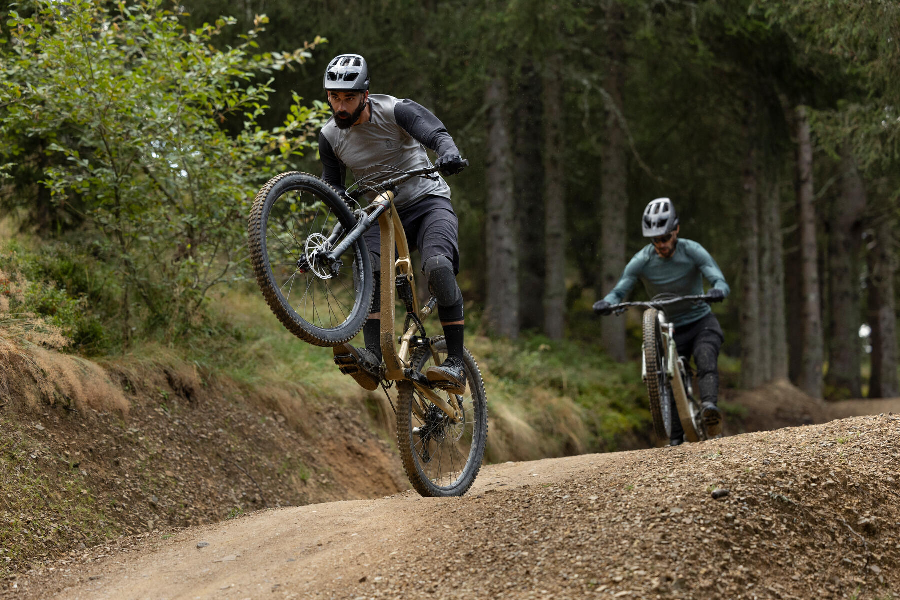 Mężczyźni jadący na ubezpieczonych rowerach enduro