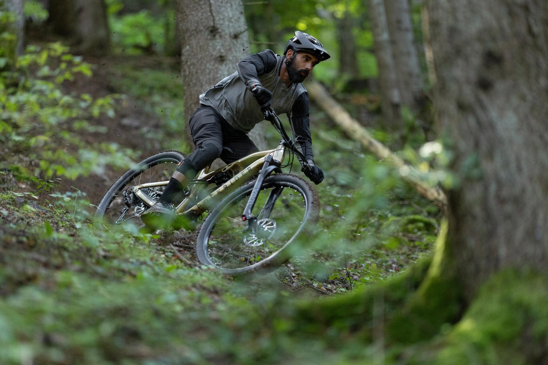 Mężczyzna jadący na rowerze MTB z oponami do jazdy off road
