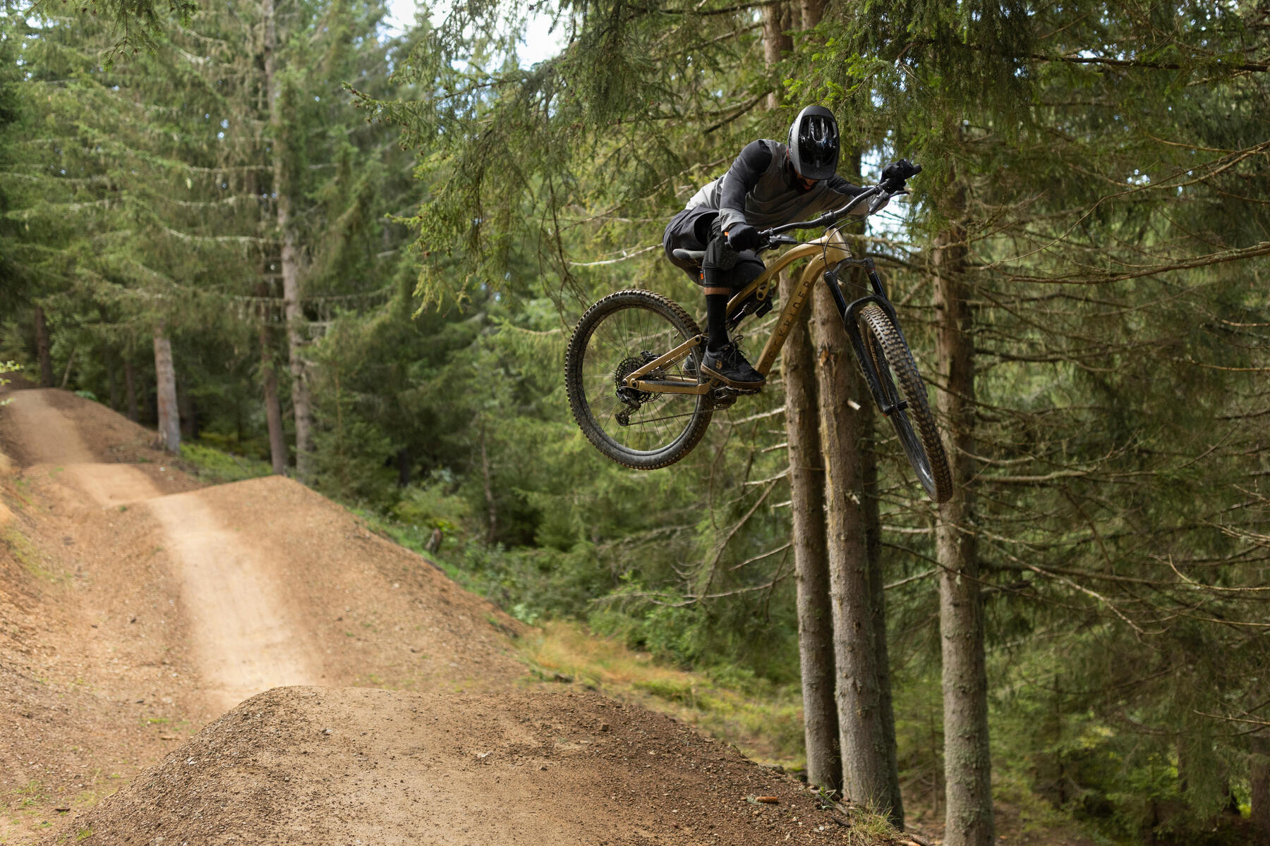 Rowerzysta skaczący na rowerze MTB z oponami odpornymi na przebicia