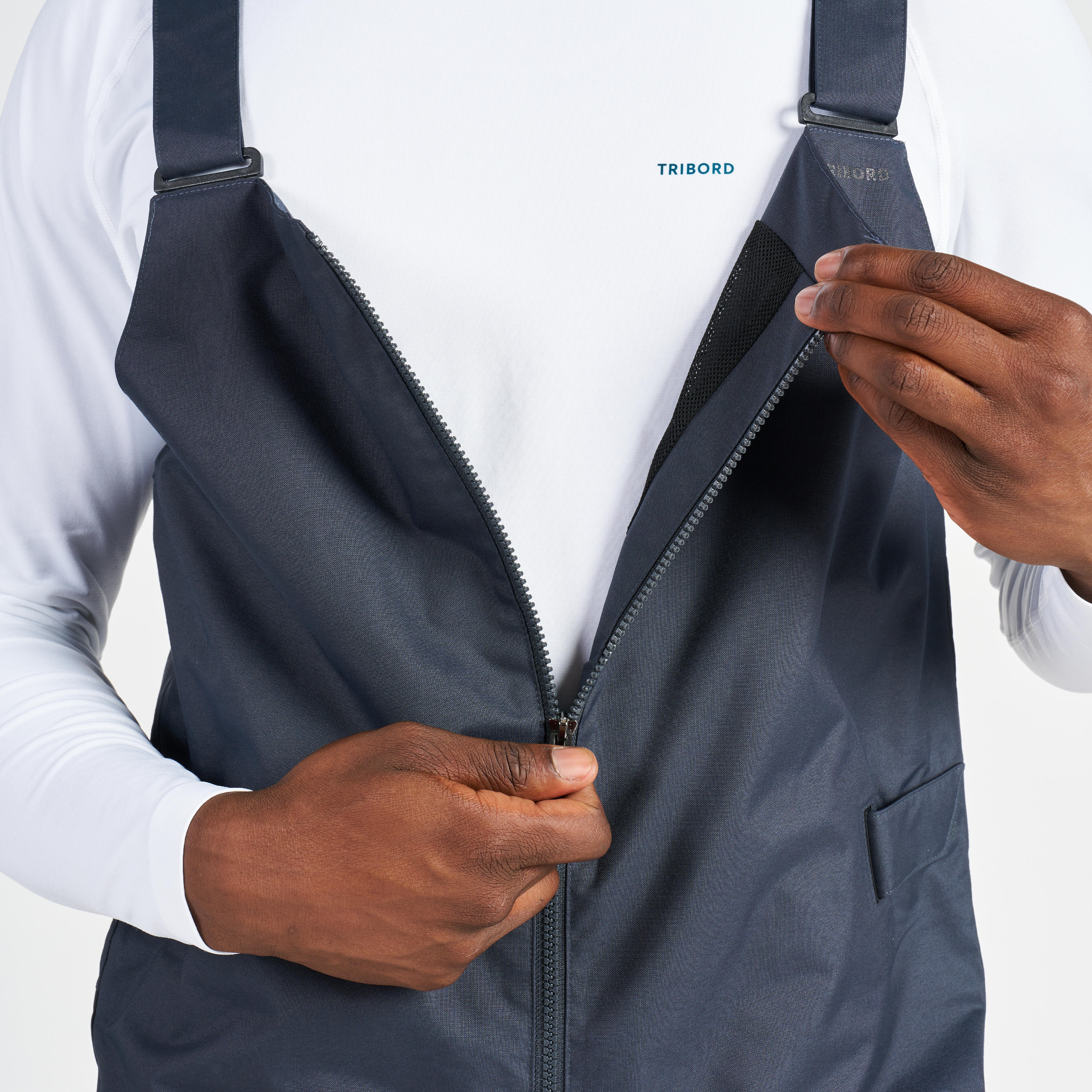 DECATHLON Náprsenkové nohavice 300 na jachting unisex sivé M · záber 12