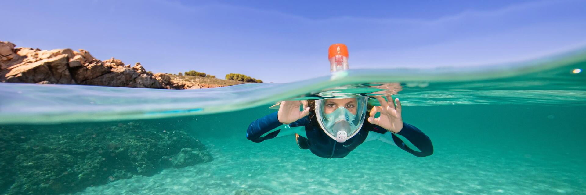 Dziecko pływające w masce do snorkelingu