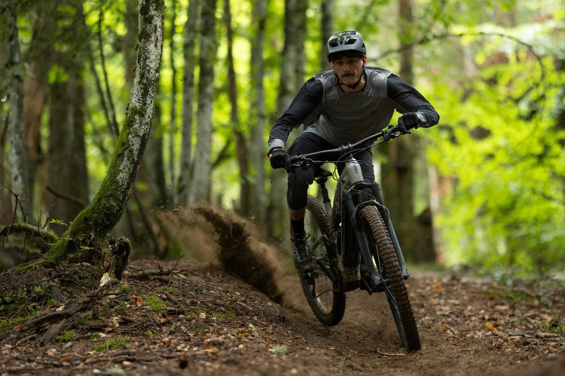 Mężczyzna jadący na rowerze MTB
