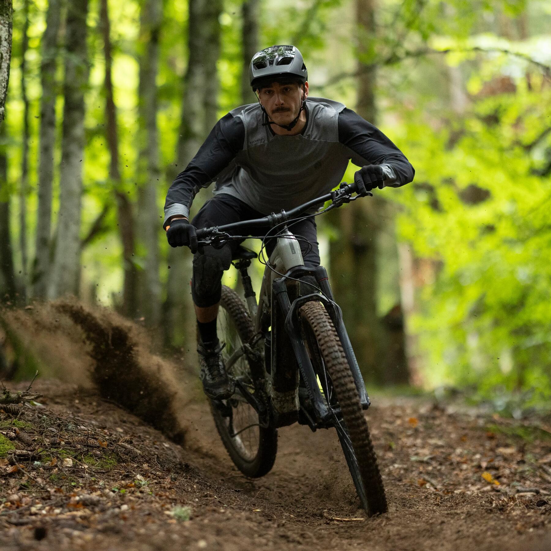 hombre con bicicleta btt