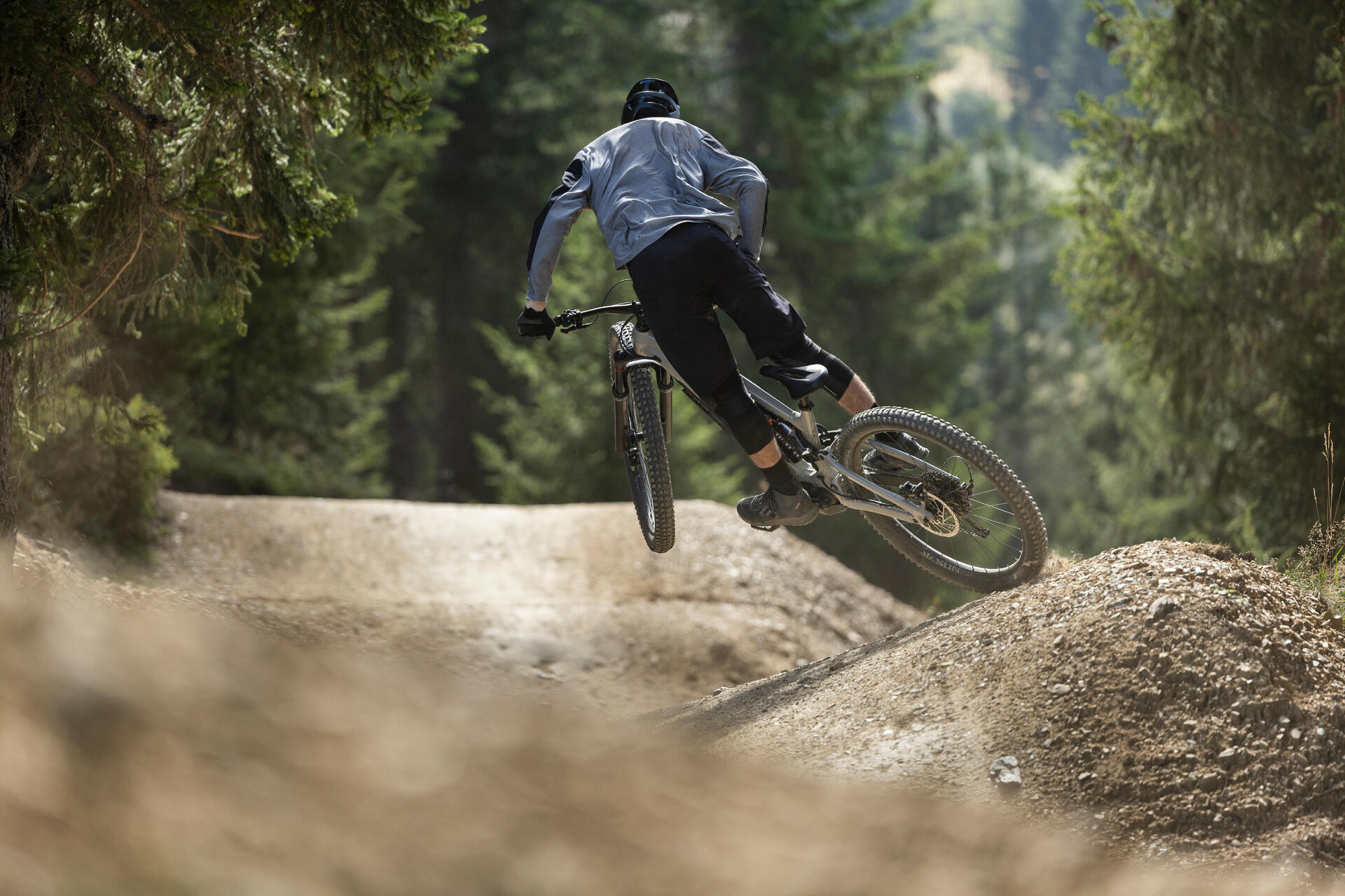 Mężczyzna skaczący na rowerze do downhillu