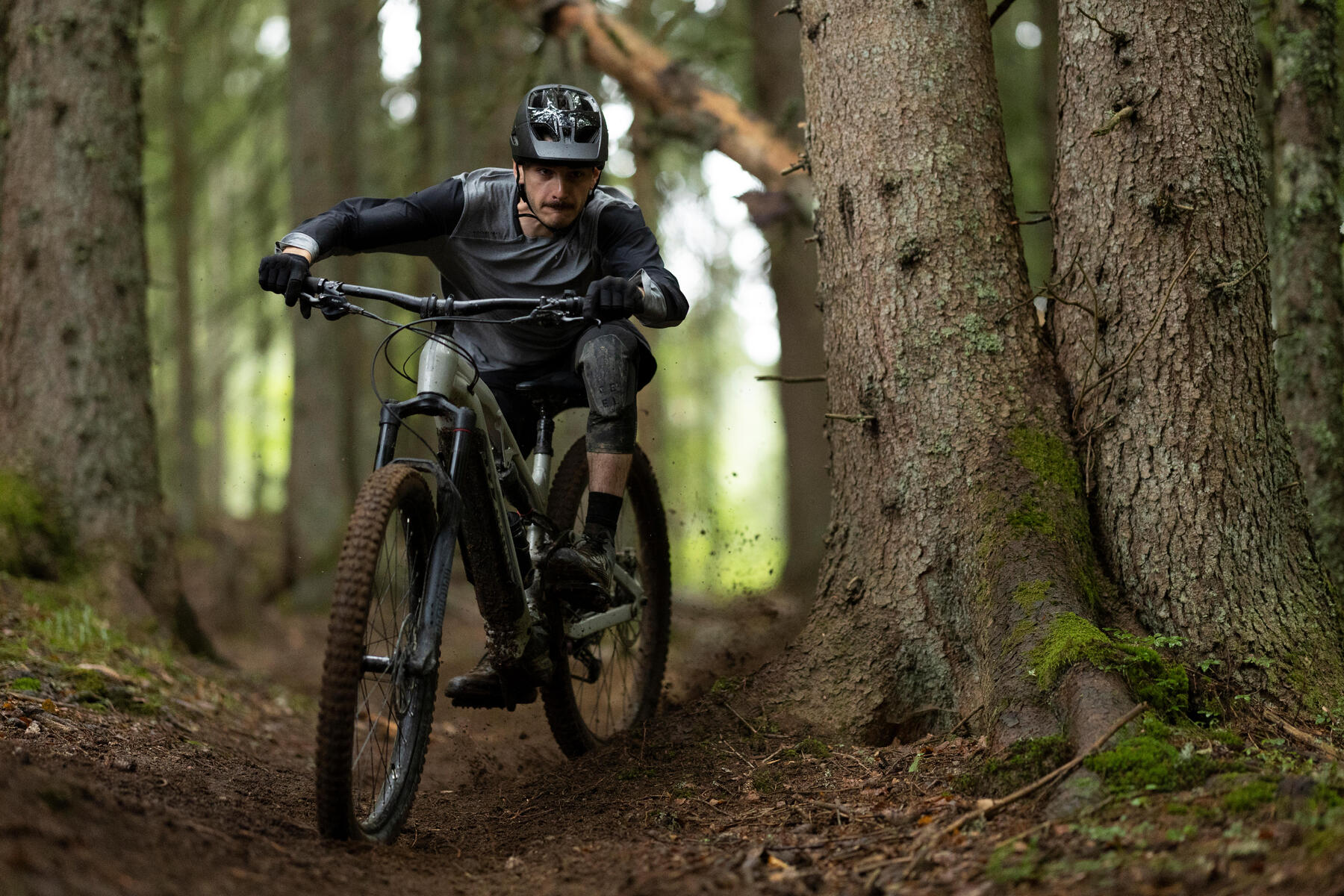 Mężczyzna jadący na rowerze MTB