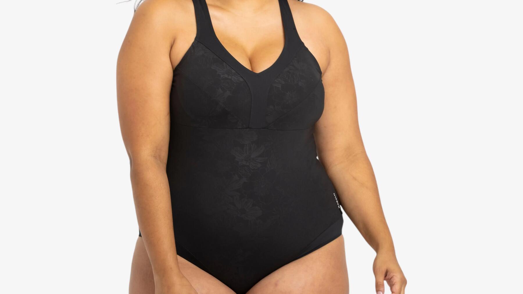 Een vrouw met een grote maat badpak aan
