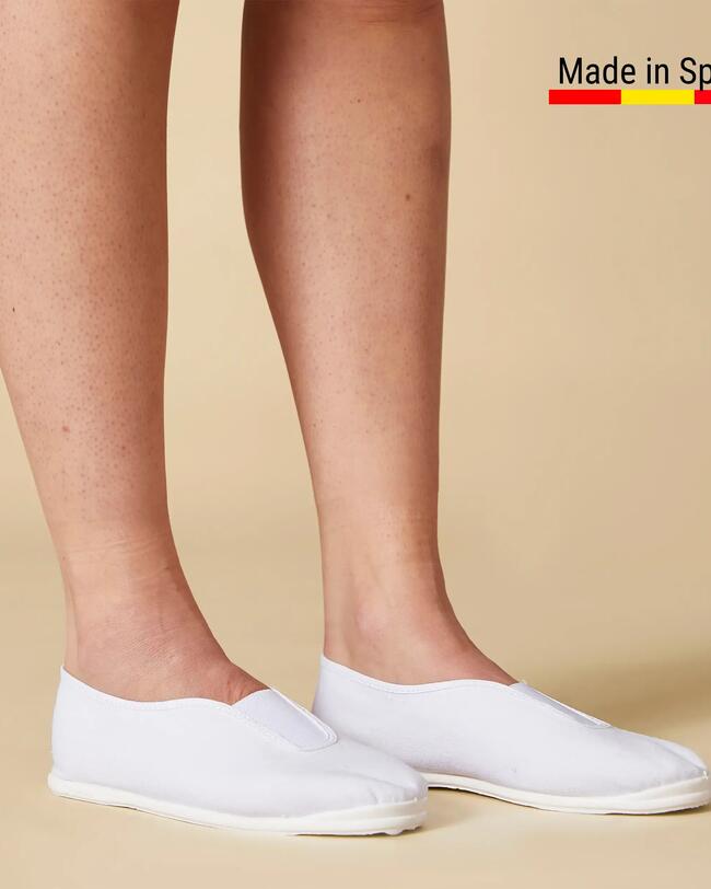 Weiße Gymnastikschuhe.