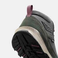 حذاء للتنزه برقبة متوسطة من الجلد ومقاوم للماء للنساء - NH500