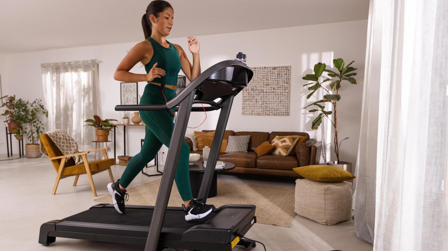 Kobieta w odzieży fitness biegnąca na bieżni domowej  w celu osiągnięcia szybkich efektów treningu