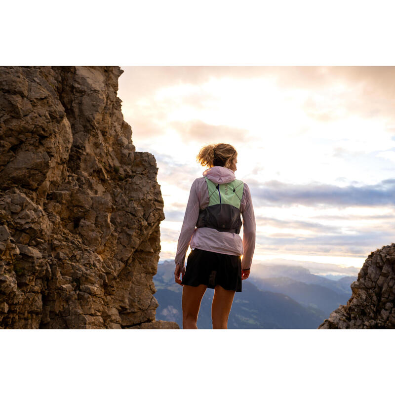 Trailrugzak voor dames muntgroen 8 liter met 2 drinkflesjes van 500 ml