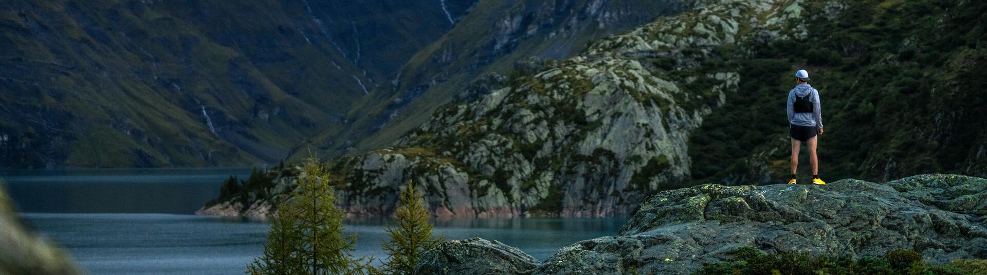 Photo de deux personnes et une tente dans les montagnes