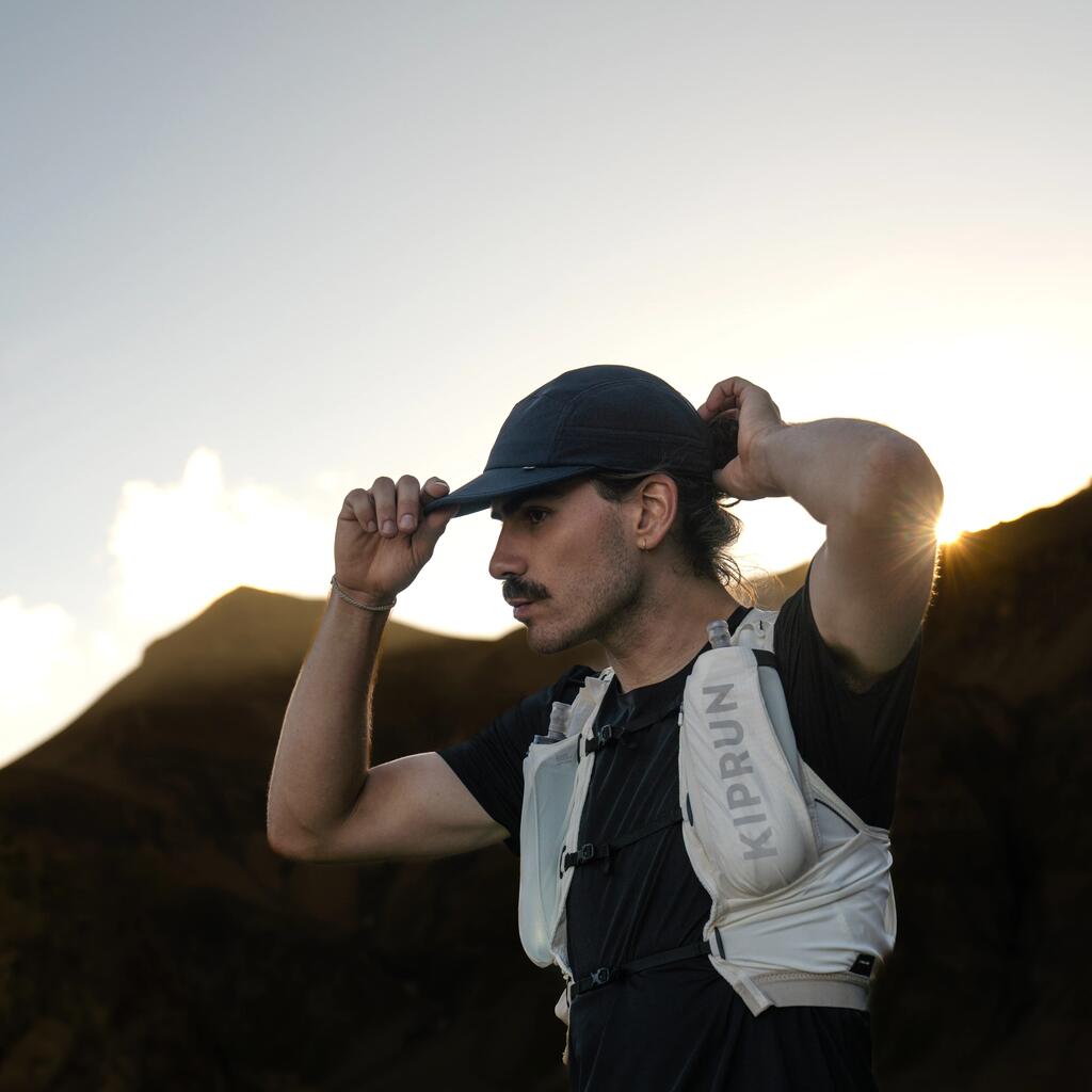 PRSLUK ZA TRAIL TRČANJE KIPRUN UNISEX SA DRŽAČEM ZA BOCU OD 5 l - BELI