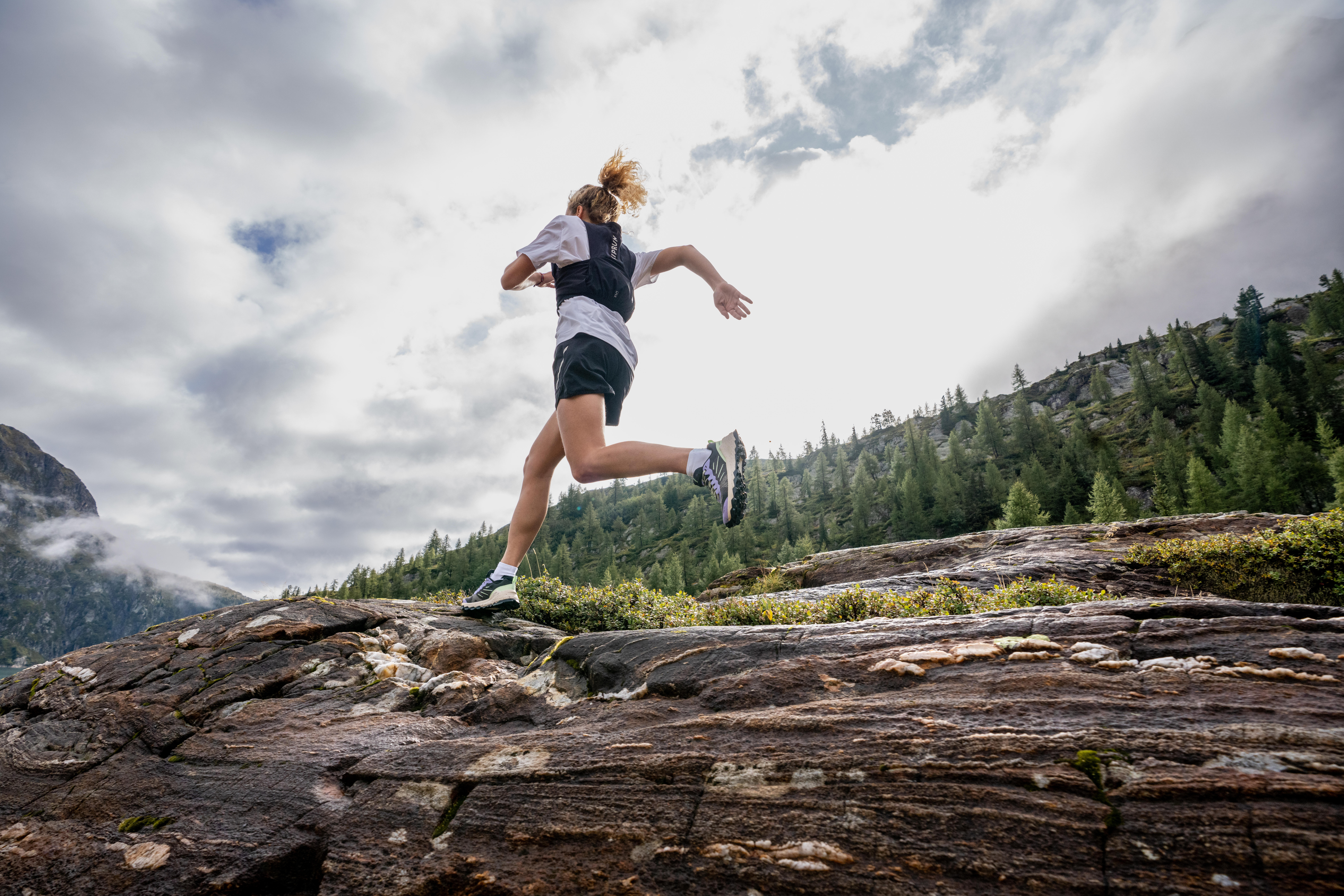 Women's Baggy Trail Running Shorts - Black - KIPRUN