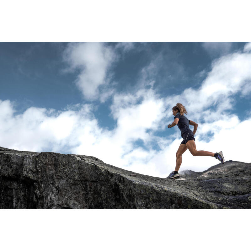 Kadın Dikişsiz Arazi Koşu Tişörtü - Siyah - Kiprun Run 500 Confort Slim