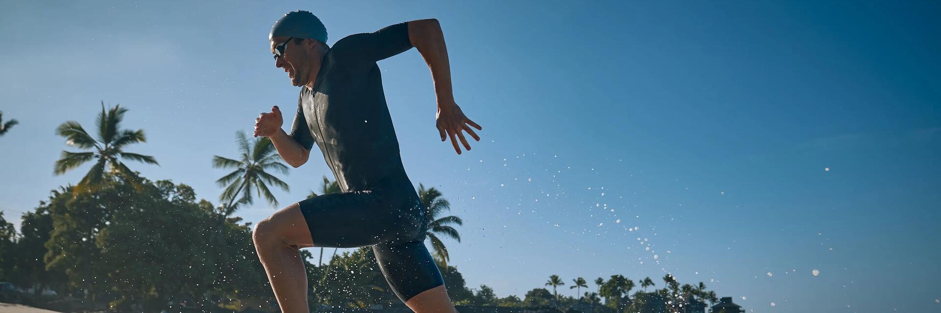 Mężczyzna wybiegający z wody podczas zawodów swimrun