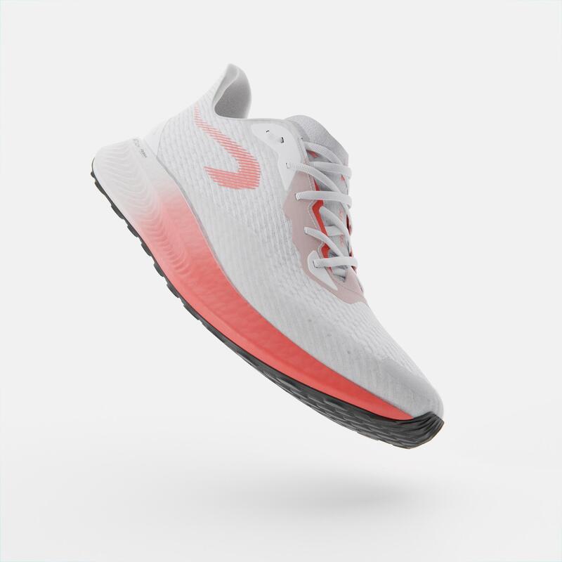 CALÇADO DE CORRIDA MULHER KIPRUN KD500 3 BRANCO/CORAL